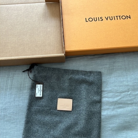 Limited Edition R99299 chale voyage gris 100% Cashmere  rare - Picture 1 of 11